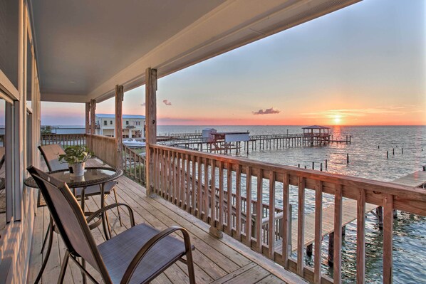 This New Orleans vacation rental is located directly on Lake Pontchartrain.