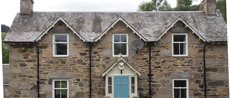 Detached period cottage with lots of quirky features inside