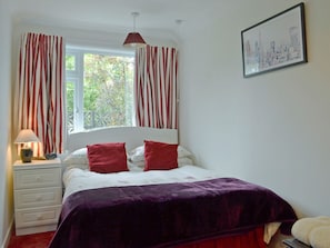 Charming double bedroom | Tigh Beag, Troon