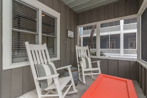 FURNISHED FRONT PORCH OFF QUEEN MASTER