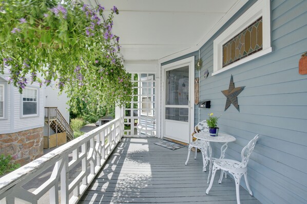 Beverly Vacation Rental | 1BR | 1BA | 1,000 Sq Ft | 4 Steps Required