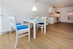 Wohn- und Schlafraum mit integriertem Küchenbereich