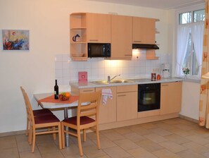 komplette Küchenzeile im Wohnraum