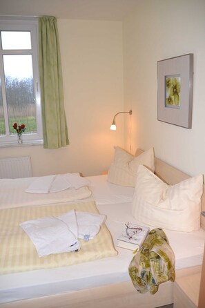 Schlafzimmer mit Blick zum Schloonseepark