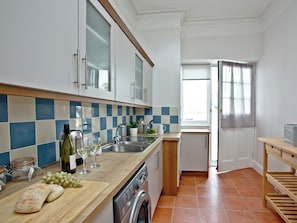 Fully appointed kitchen | Courts View, Newton Abbot
