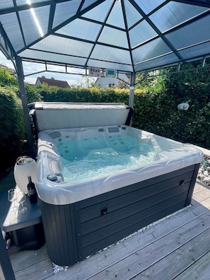 Bain à remous extérieur