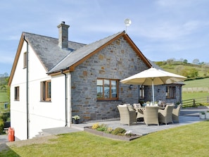 Beautiful holiday home | Maes Y Bryn Farmhouse, Llansadwrn, near Llandeilo