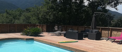 Villa avec piscine, terrasse et vue