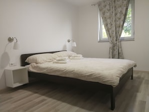 Schlafzimmer 1