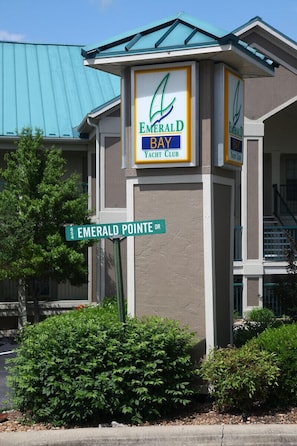 Emerald Bay Yacht Club entrance