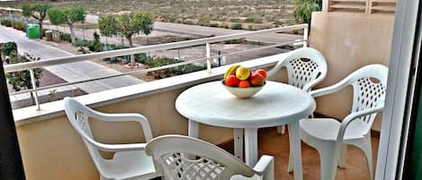 Balcón del salón con vistas al mar y espacio para comer