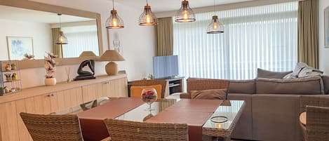 Tabelle, Eigentum, Couch, Möbel, Gebäude, Bilderrahmen, Holz, Interior Design, Vorhang, Fussboden