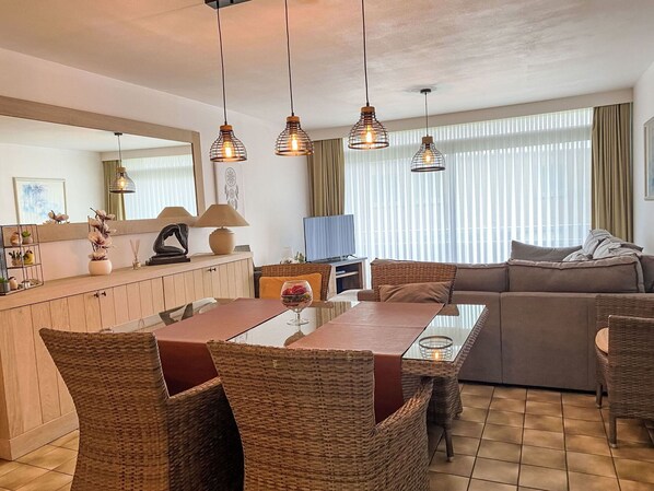 Table, Propriété, Canapé, Meubles, Bâtiment, Cadre, Bois, Design Intérieur, Rideau, Sol