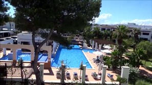 Blick auf Poollandschaft von Terrasse