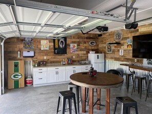 Party garage with all the amenities!