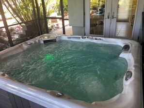Large 6 person jacuzzi
