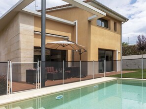 Water, Building, Property, Window, Plant, Shade, Swimming Pool, Sky, Cloud, Chair