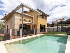 Agua, Nube, Cielo, Propiedad, Edificio, Planta, Ventana, Sombra, Diseño De Interiores, Arquitectura