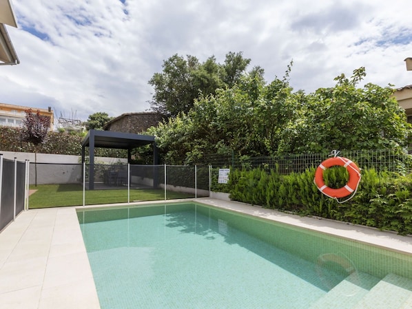 Agua, Nube, Planta, Cielo, Propiedad, Piscina, Azur, Edificio, Hierba, Árbol