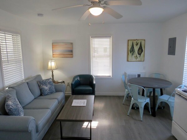 Livingroom/Dining Area