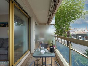 Bâtiment, Plante, Meubles, Bois, Table, Sol, Fenêtre, Ciel, Ombre, Maison