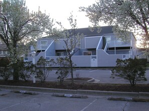 EXTERIOR BLDG - BEACH.. restaurants , bars, shopping within easy walking. 