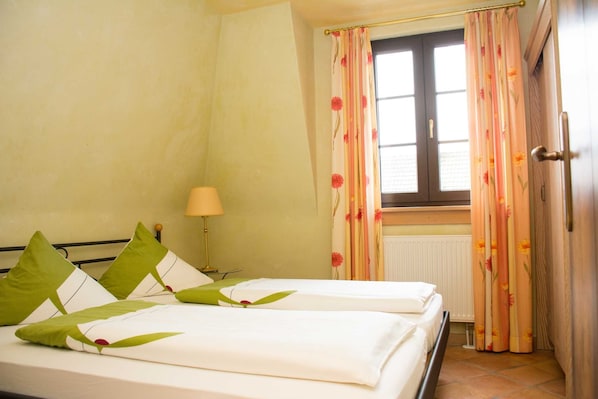 Blick in das separate Schlafzimmer mit Doppelbett