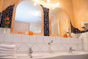 Badezimmer mit Doppelwaschbecken