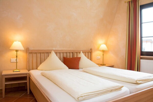Blick in eins der beiden separaten Doppelbett-Schlafzimmer