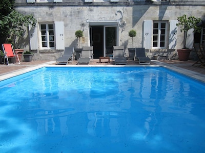 Ein wunderschön gestaltetes 3 Große Zimmer-Haus mit einem beheizten Swimmingpool