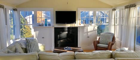 sunroom with cable TV