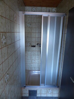 Bad mit Sicht auf Dusche