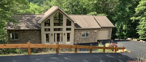 The perfect top-of-the-mountain location in the best area. Brand new driveway!