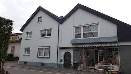 Ferienwohnung Ostermann, Hofeinfahrt linksseitig vom Haus. Unsere Wohnung ist nur etwa 200 Meter vom Zentrum entfernt.