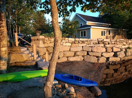 Lovely lakefront cottage with private beach and use of 2 canoes!
