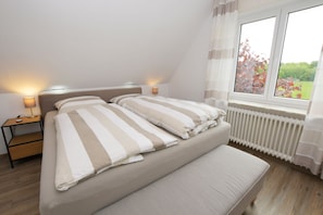 Schlafzimmer mit Kleiderschrank