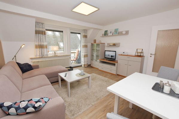 Wohnzimmer mit Zugang Balkon