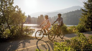 25-minute walk or 15-minute cycle to Lost Lake