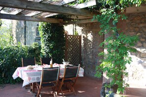 moeblierte Terrasse vor dem Haus und vor dem Eingang zum DZ im Erdgeschoss