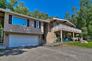 2-Story House | Self Check-In | 4 Mi to Alaska Zoo