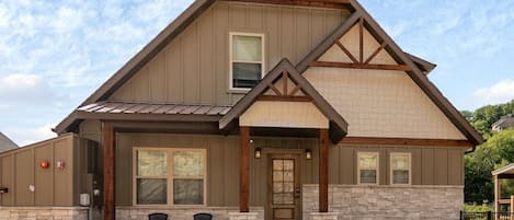 Your beautiful home away from home in Branson!  New retreat in Chateau Cove.