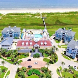 Pointe West Beach Club. Pools, Hot tub, kids pool, fitness center & gift shop