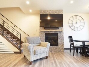 StayWinterPark_Arrow_Living Area_Unit 284