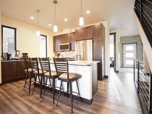 StayWinterPark_Arrow_Kitchen_Unit 284