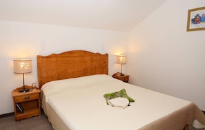 There's a Double bed in the bedroom.