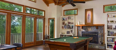 Welcome to Belle Ridge! Entertainment room complete with a billiards table.