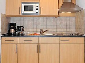 Wohn- und Schlafraum mit räumlich abgeteiltem Küchenbereich