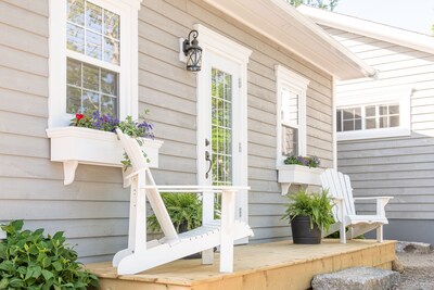 One bedroom fully equipped Mahone Bay luxury cottage