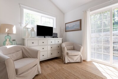 One bedroom fully equipped Mahone Bay luxury cottage