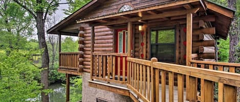 Curl up in this cozy studio cabin outside of Sevierville!